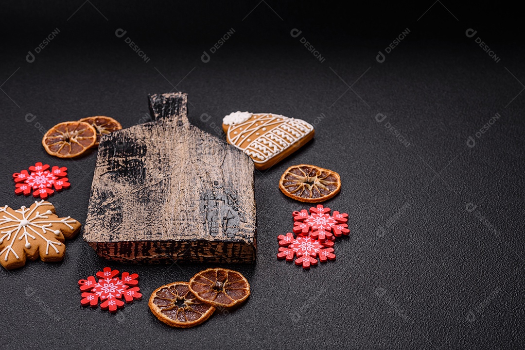 Biscoitos decorados de natal em uma mesa concreto