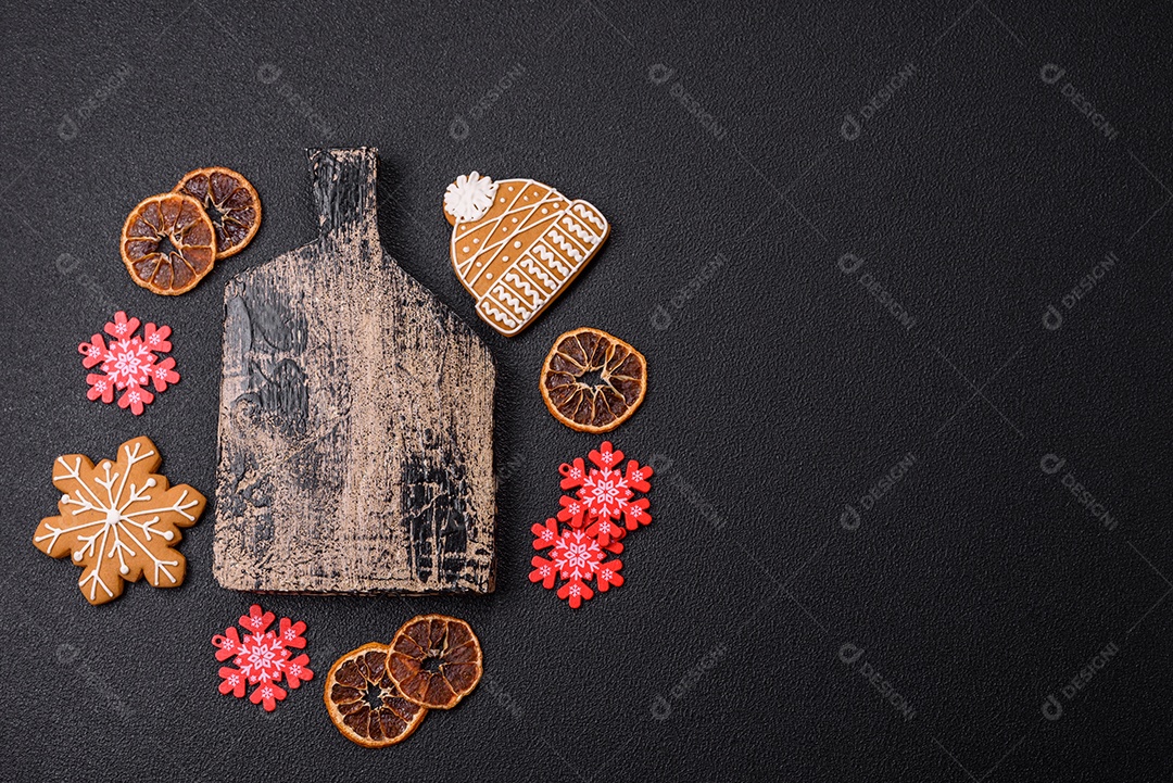 Biscoitos decorados de natal em uma mesa concreto