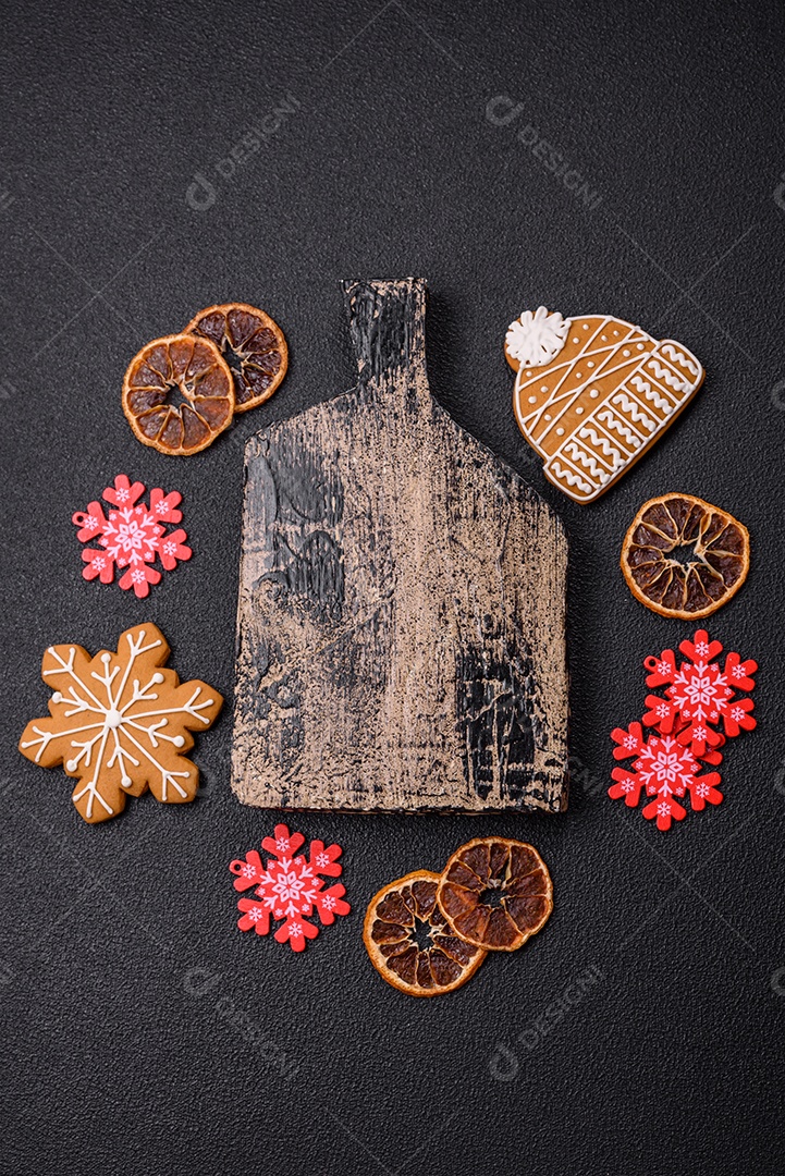 Biscoitos decorados de natal em uma mesa concreto