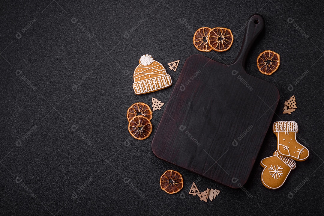 Biscoitos decorados de natal em uma mesa concreto