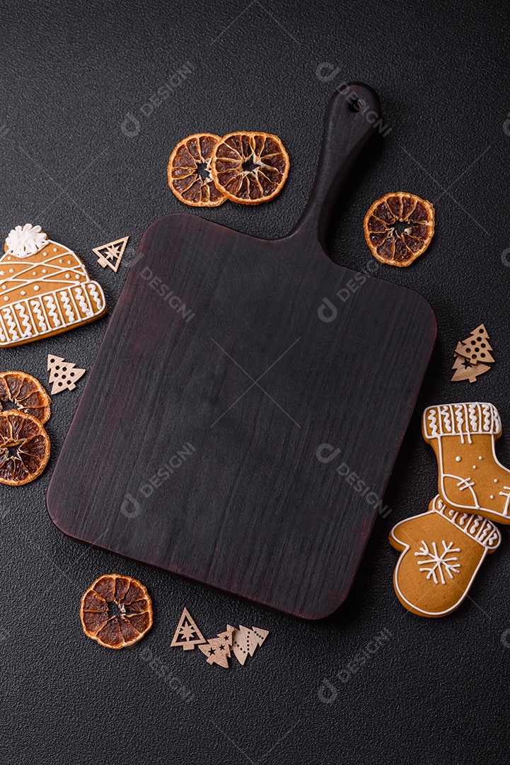 Biscoitos decorados de natal em uma mesa concreto