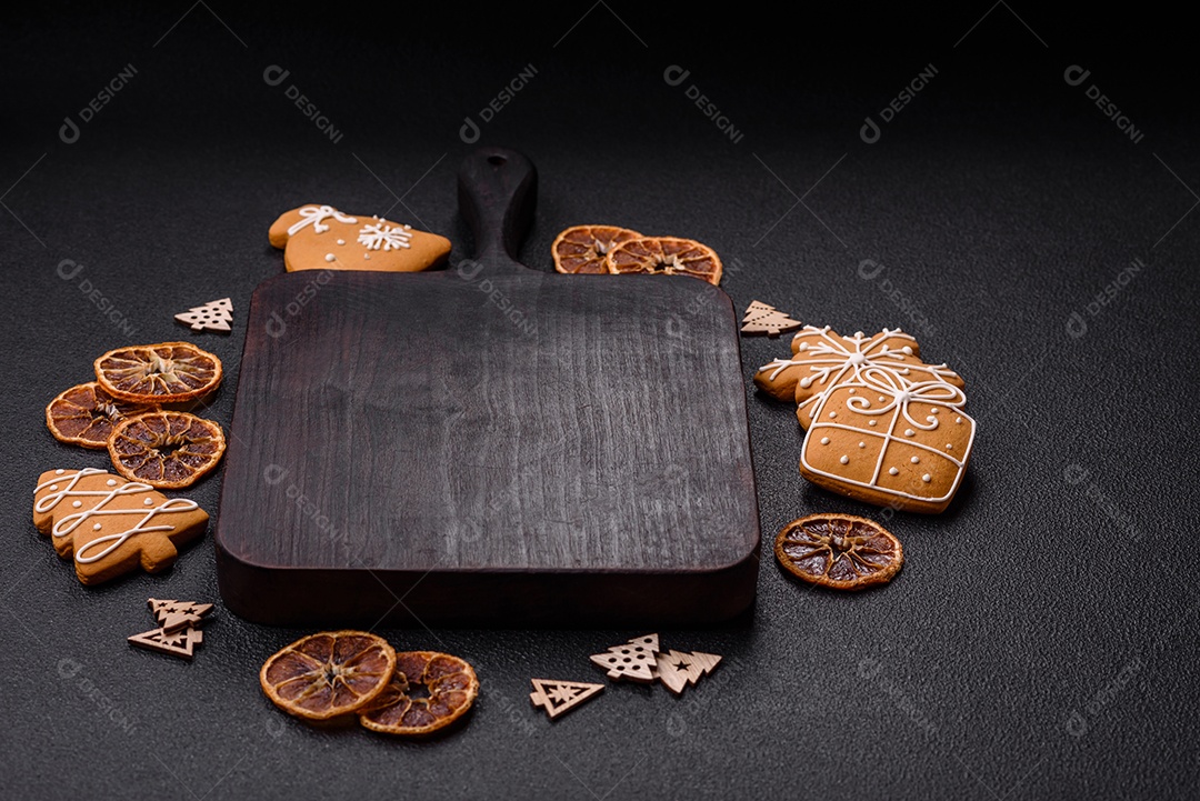 Biscoitos decorados de natal em uma mesa concreto