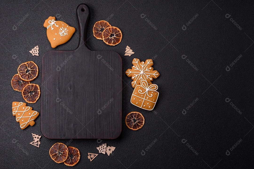 Biscoitos decorados de natal em uma mesa concreto