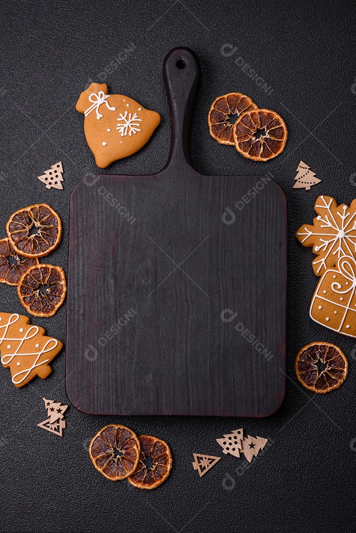 Biscoitos decorados de natal em uma mesa concreto
