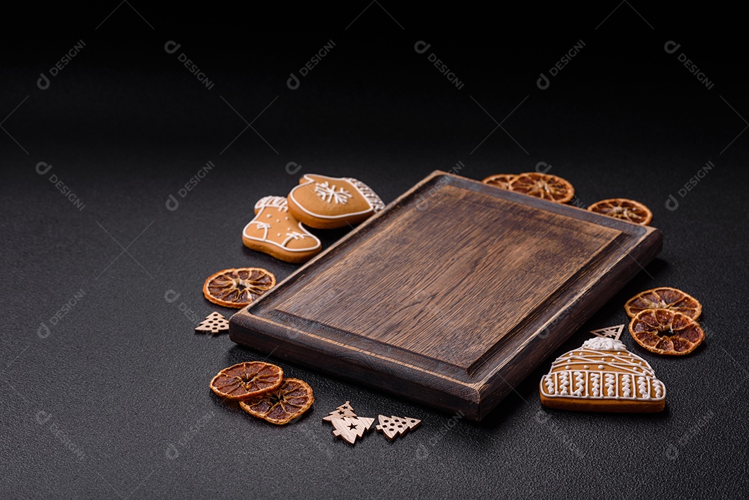Biscoitos decorados de natal em uma mesa concreto