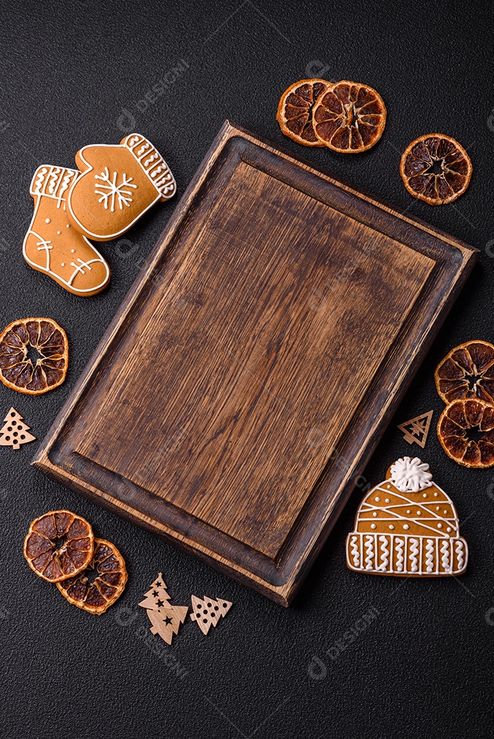 Biscoitos decorados de natal em uma mesa concreto