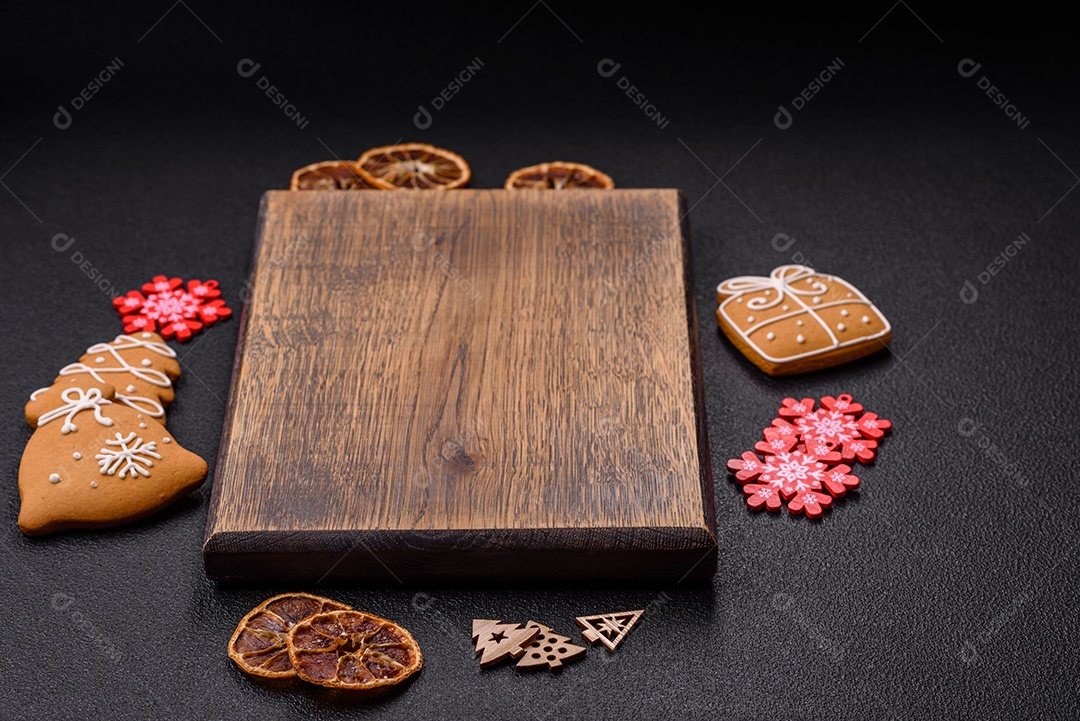 Biscoitos decorados de natal em uma mesa concreto