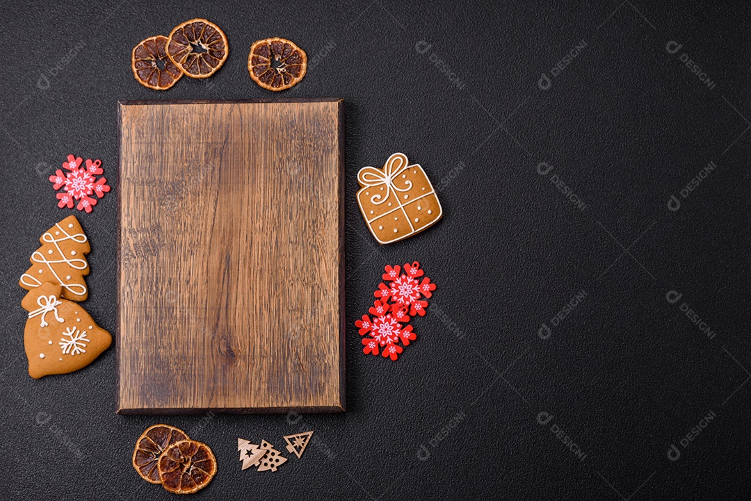Biscoitos decorados de natal em uma mesa concreto