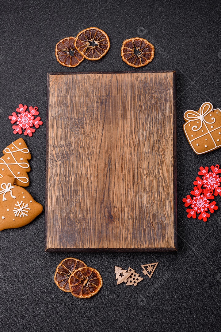 Biscoitos decorados de natal em uma mesa concreto