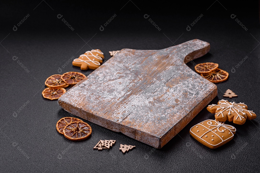 Biscoitos decorados de natal em uma mesa concreto