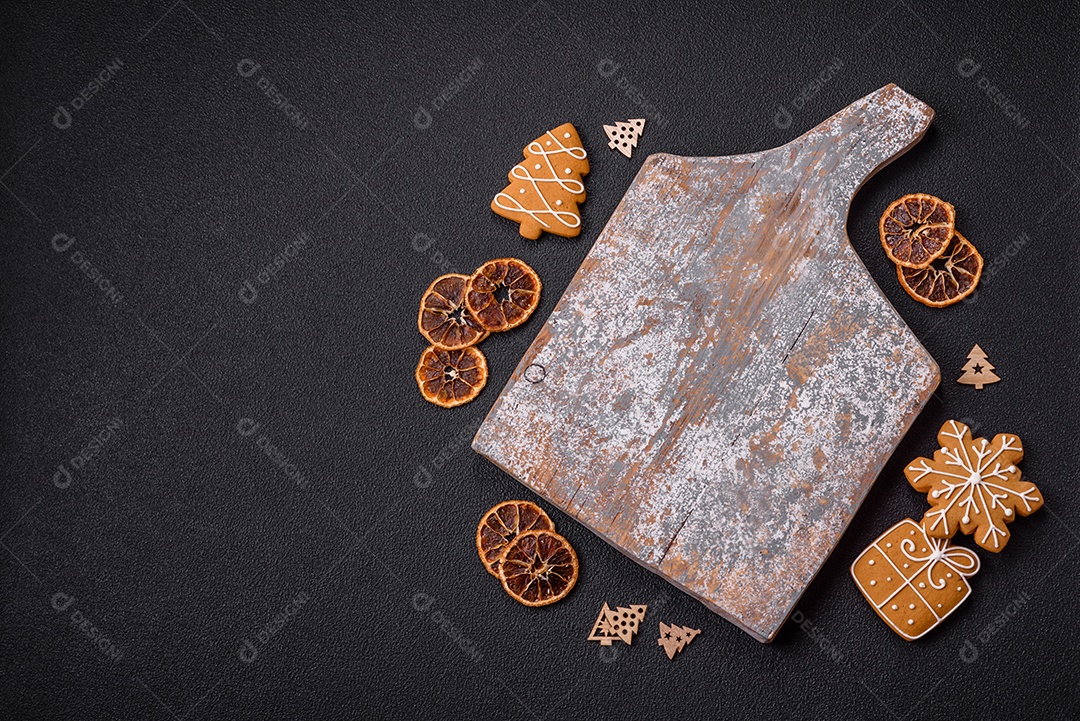 Biscoitos decorados de natal em uma mesa concreto