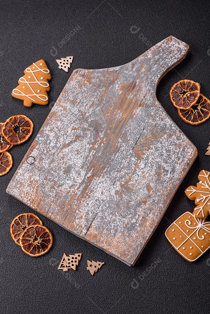 Biscoitos decorados de natal em uma mesa concreto