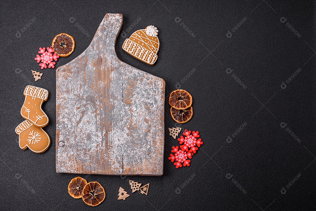 Biscoitos decorados de natal em uma mesa concreto