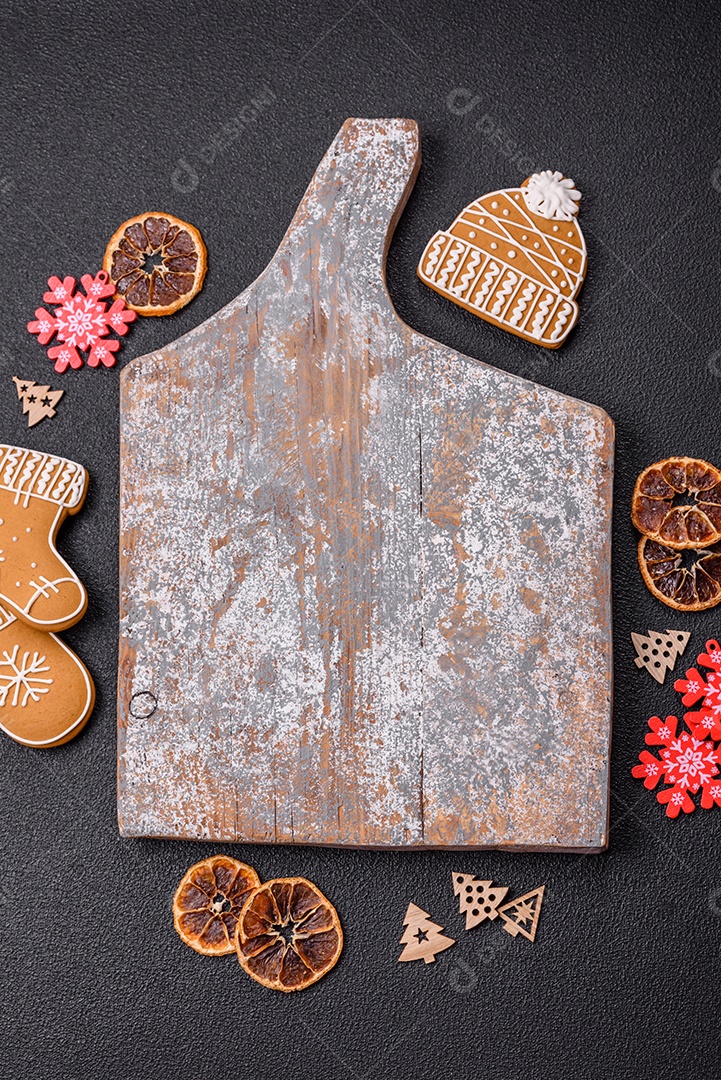 Biscoitos decorados de natal em uma mesa concreto