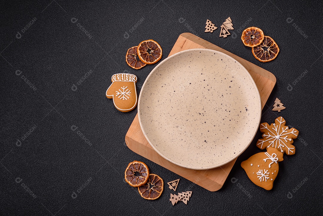 Biscoitos decorados de natal em uma mesa concreto
