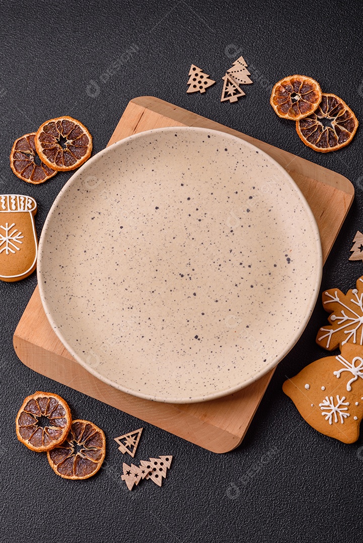 Biscoitos decorados de natal em uma mesa concreto
