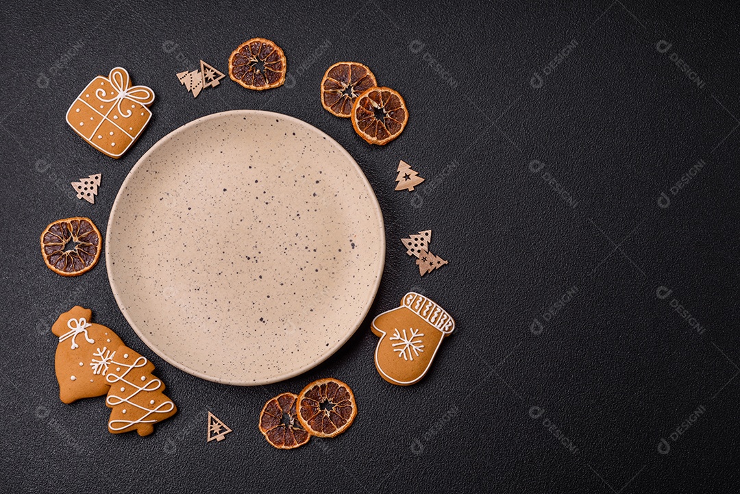 Biscoitos decorados de natal em uma mesa concreto