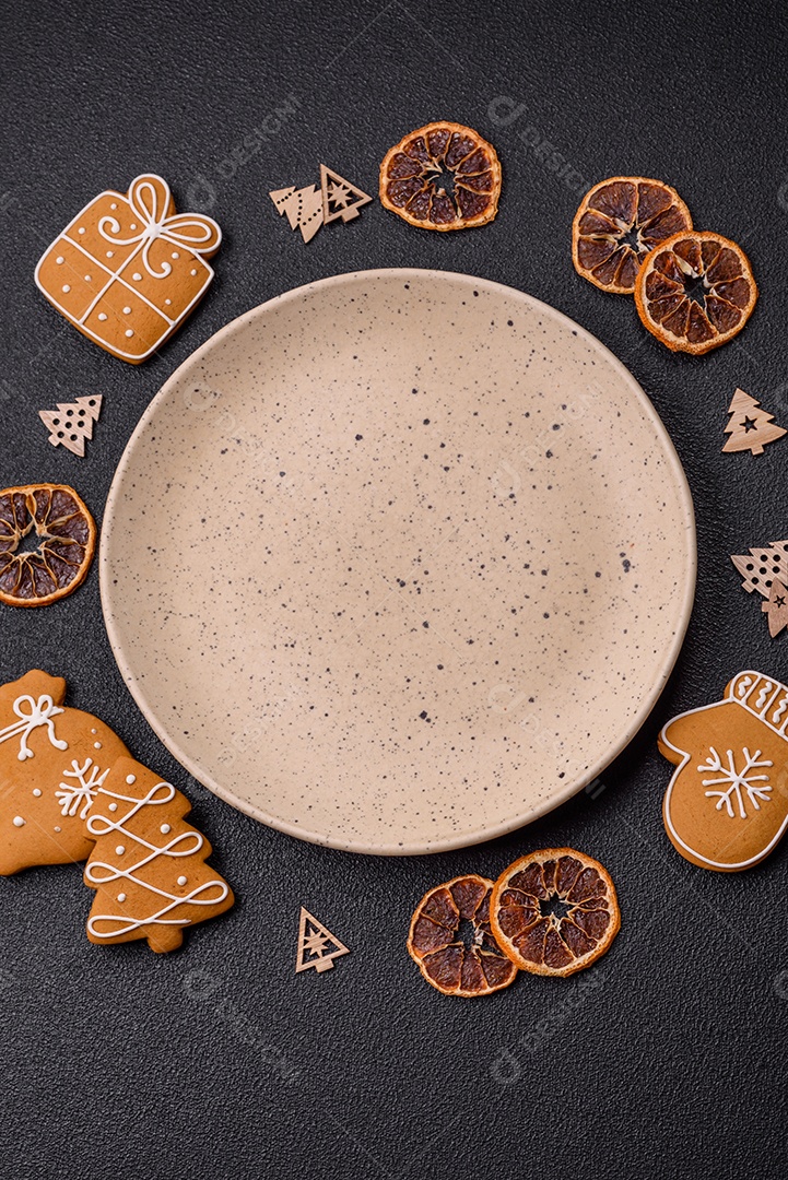 Biscoitos decorados de natal em uma mesa concreto