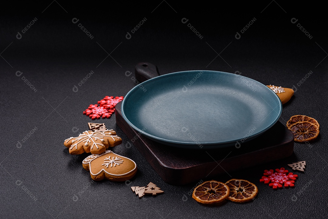 Biscoitos decorados de natal em uma mesa concreto