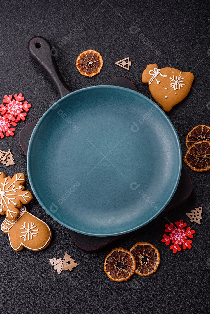 Biscoitos decorados de natal em uma mesa concreto