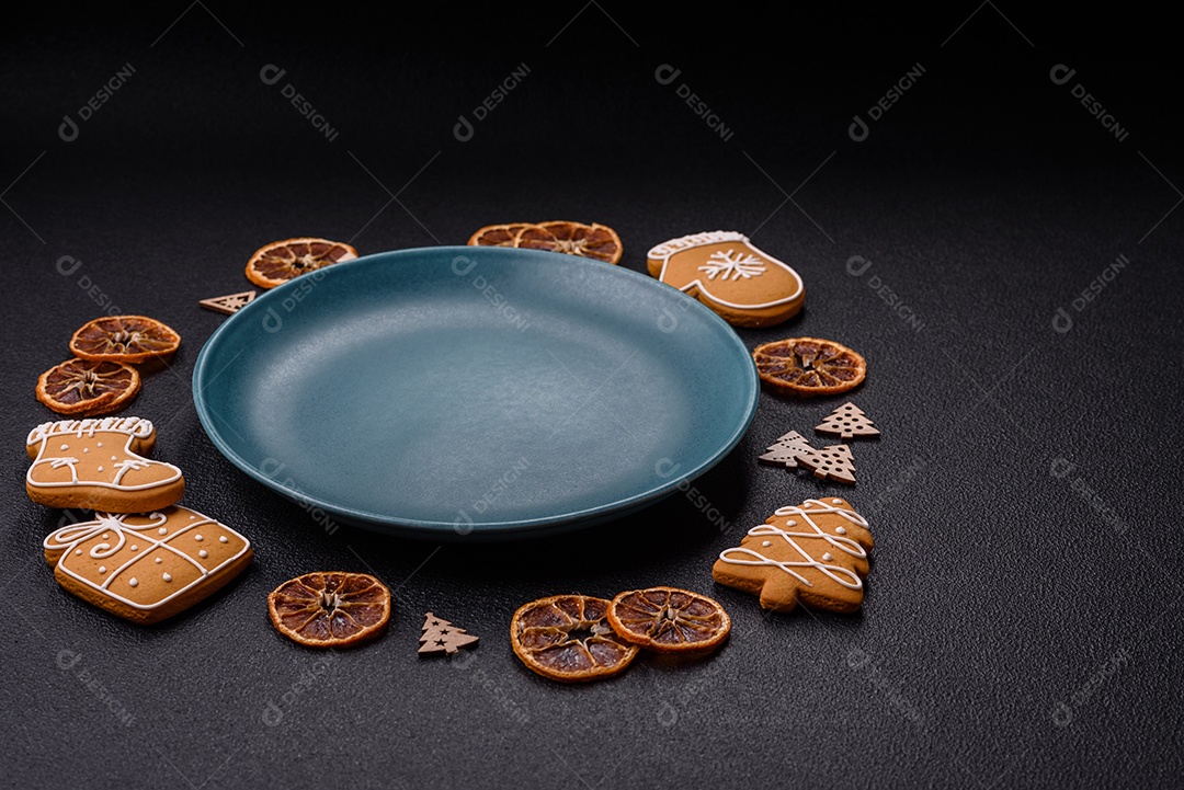 Biscoitos decorados de natal em uma mesa concreto
