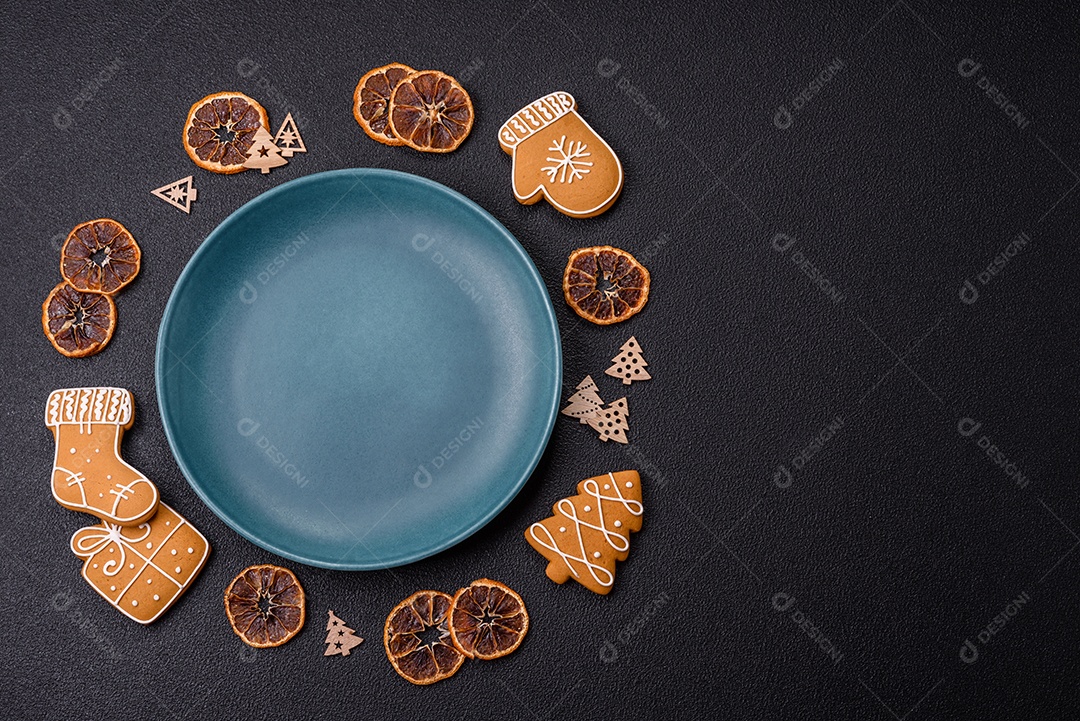 Biscoitos decorados de natal em uma mesa concreto