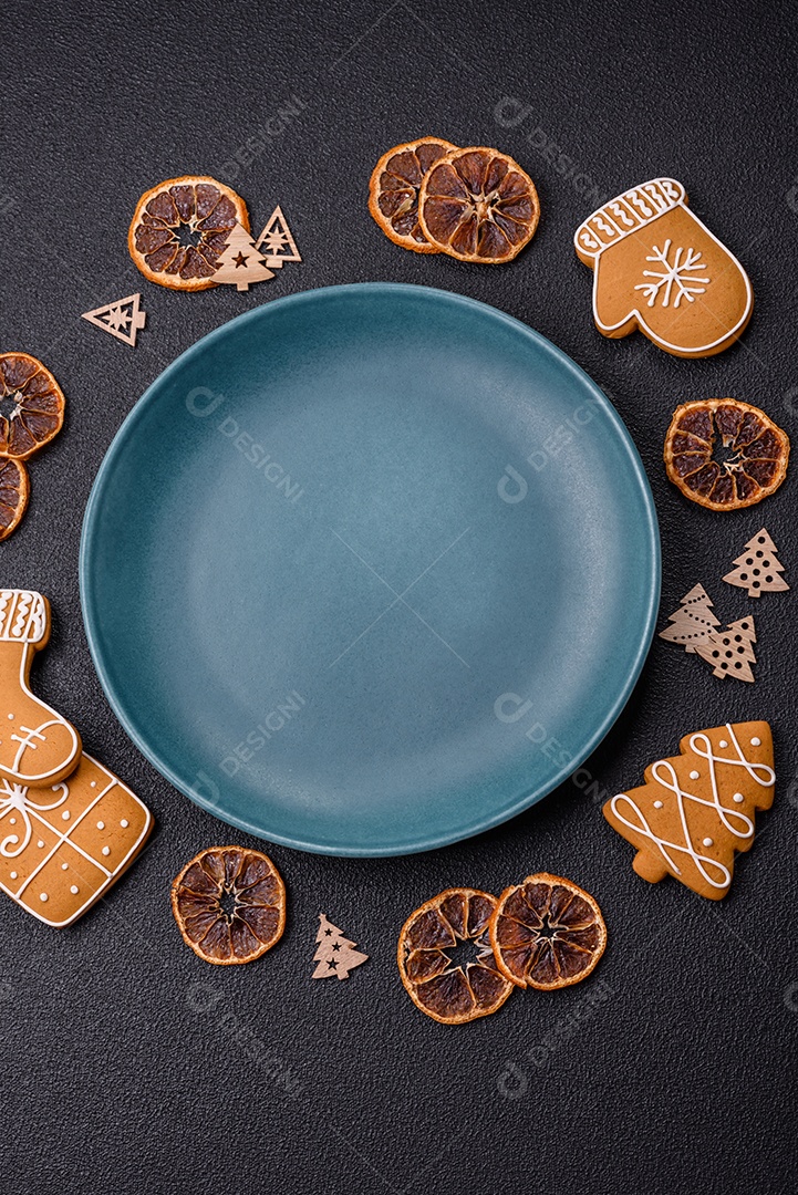 Biscoitos decorados de natal em uma mesa concreto