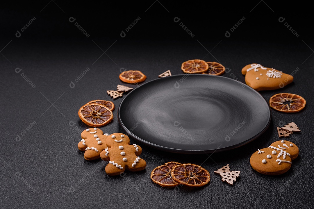 Biscoitos decorados de natal em uma mesa concreto