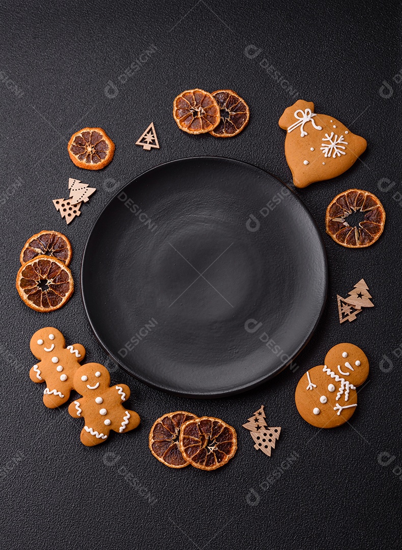 Biscoitos decorados de natal em uma mesa concreto
