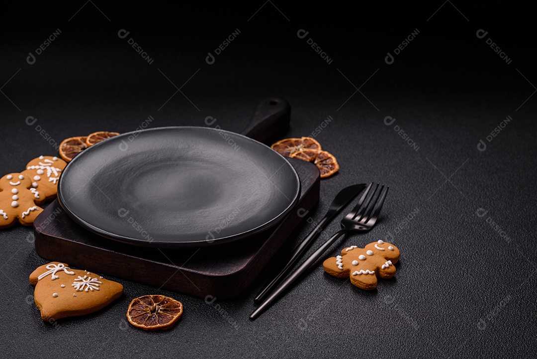 Biscoitos decorados de natal em uma mesa concreto