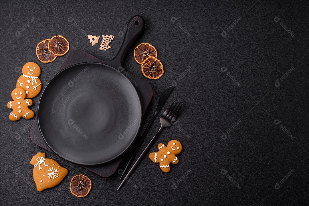 Biscoitos decorados de natal em uma mesa concreto