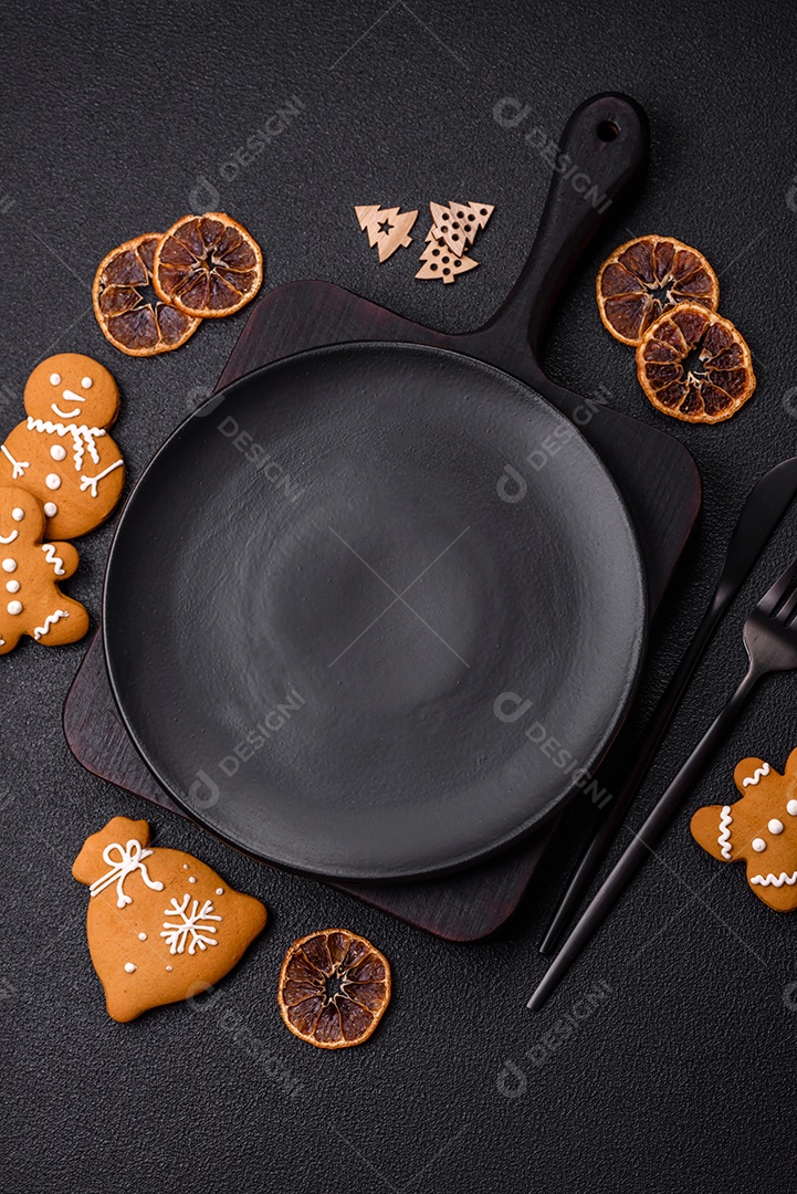 Biscoitos decorados de natal em uma mesa concreto
