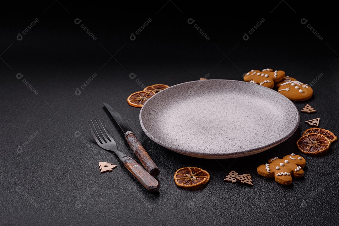 Biscoitos decorados de natal em uma mesa concreto