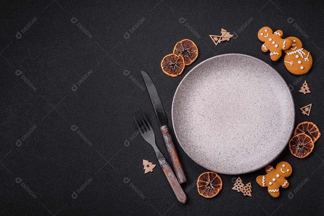 Biscoitos decorados de natal em uma mesa concreto