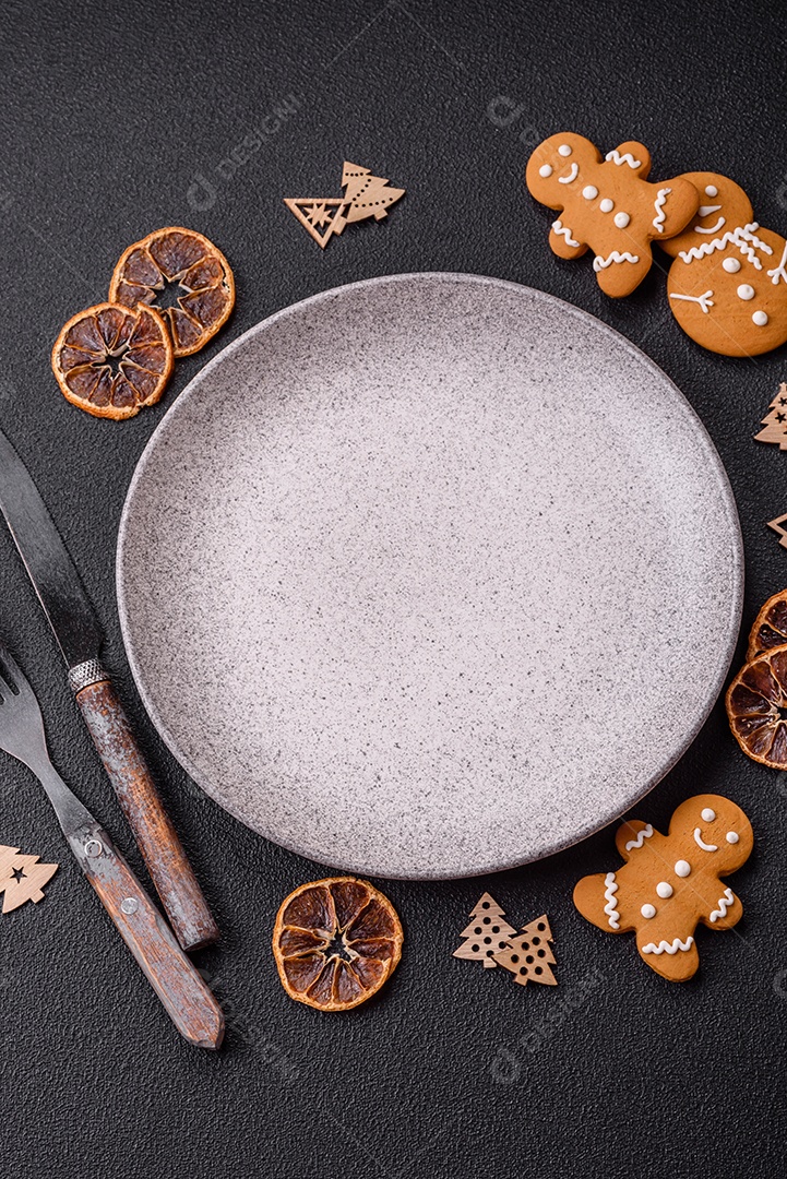 Biscoitos decorados de natal em uma mesa concreto