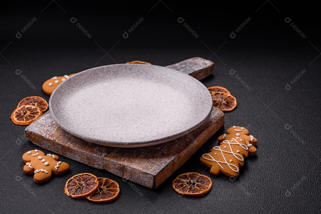 Biscoitos decorados de natal em uma mesa concreto