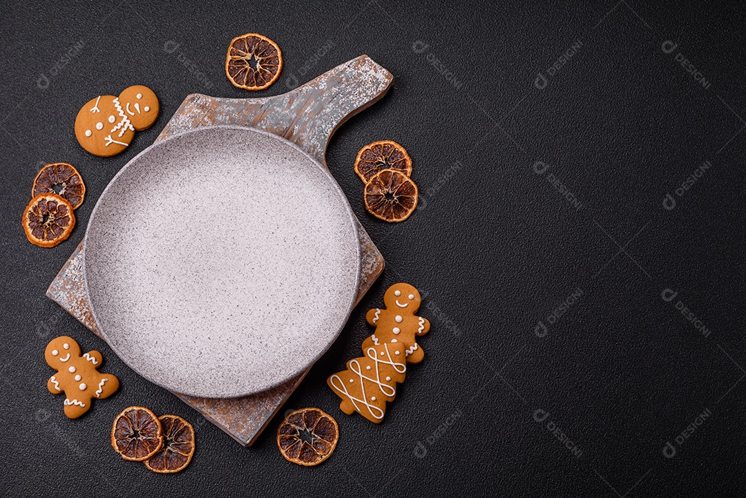 Biscoitos decorados de natal em uma mesa concreto