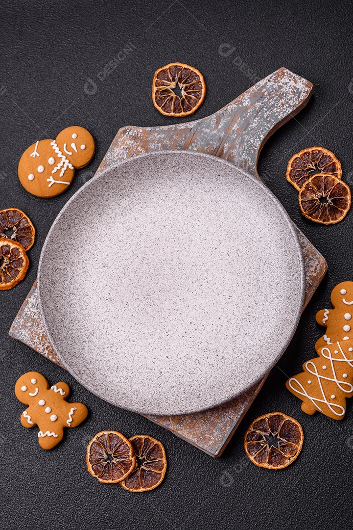 Biscoitos decorados de natal em uma mesa concreto
