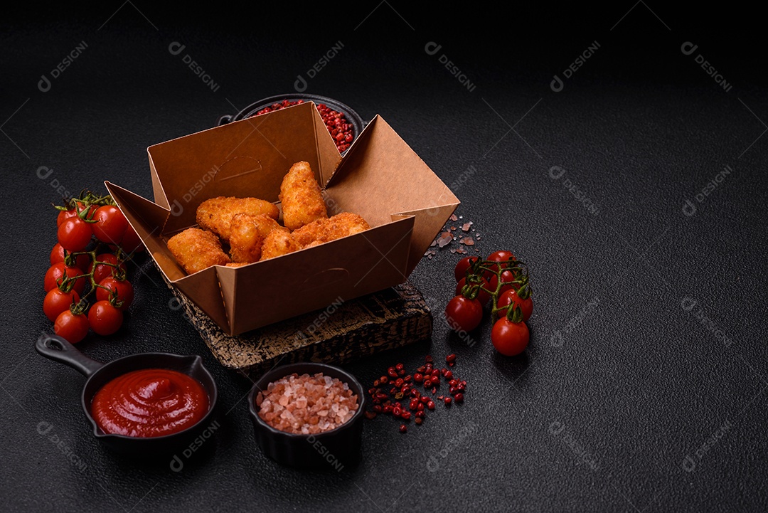 Fritos saboroso em caixas em uma mesa