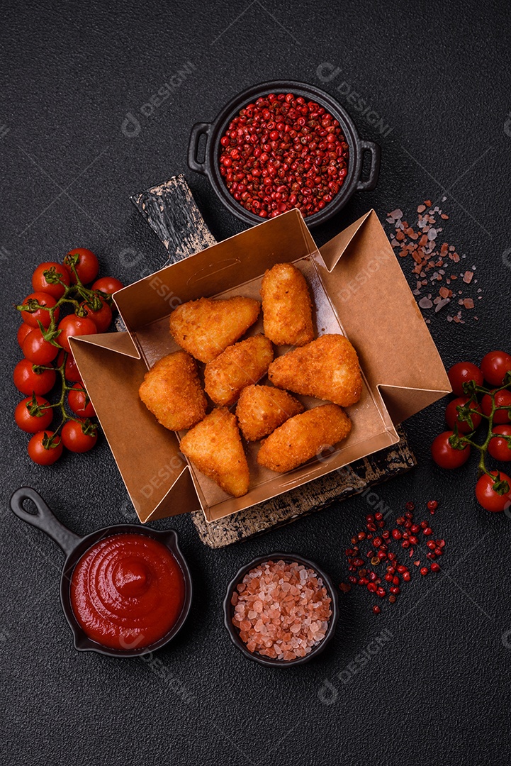 Fritos saboroso em caixas em uma mesa