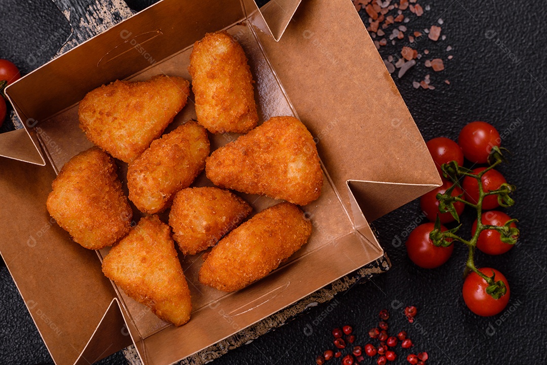 Fritos saboroso em caixas em uma mesa