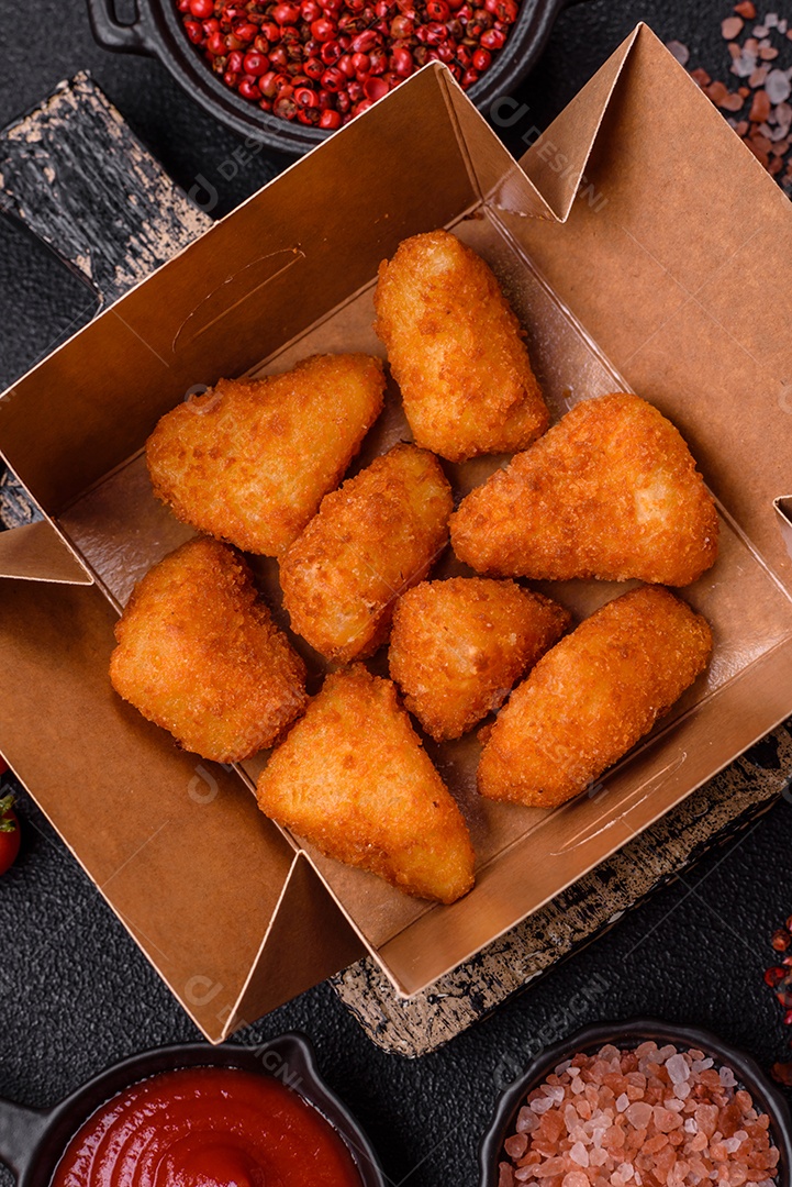 Fritos saboroso em caixas em uma mesa