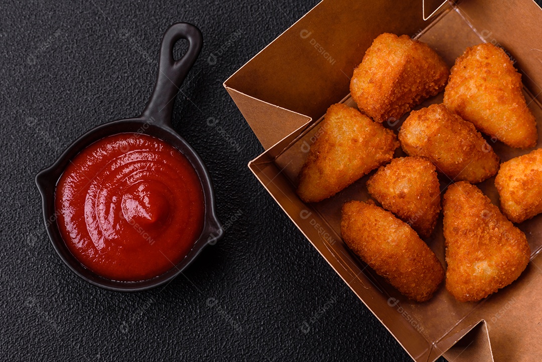 Fritos saboroso em caixas em uma mesa