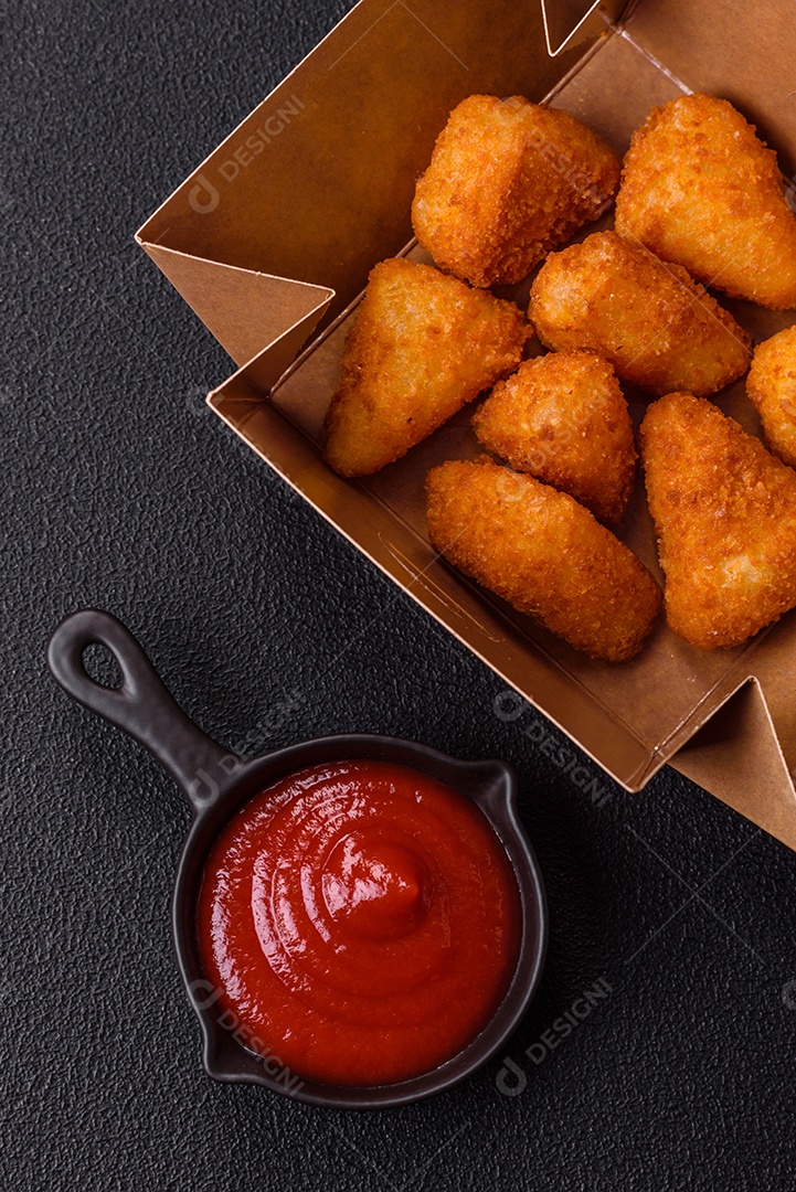 Fritos saboroso em caixas em uma mesa