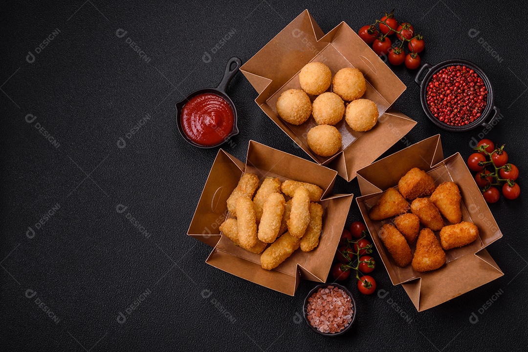 Fritos saboroso em caixas em uma mesa