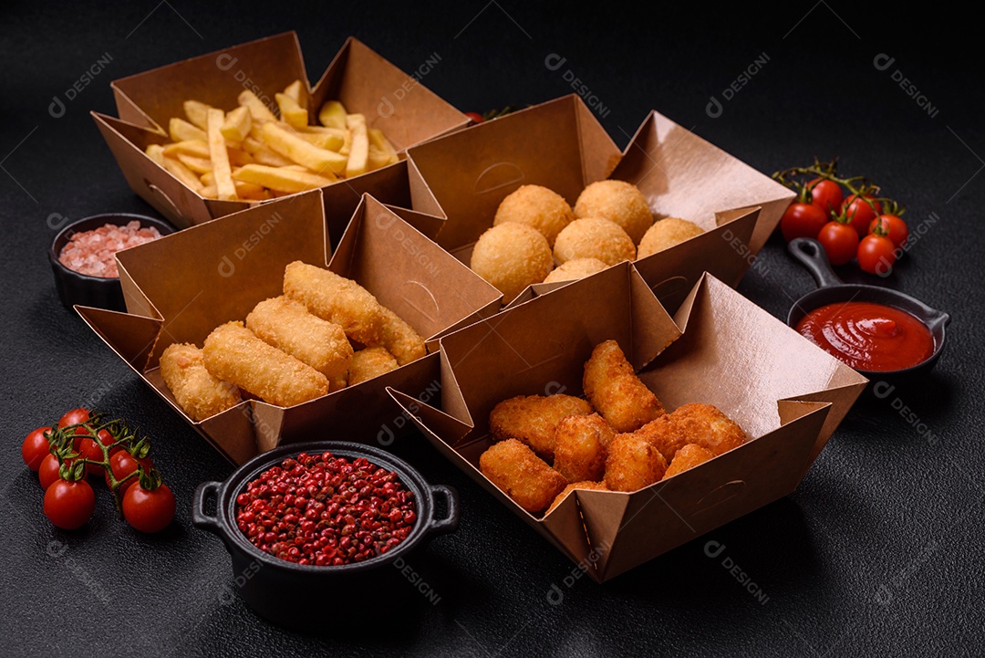 Fritos saboroso em caixas em uma mesa