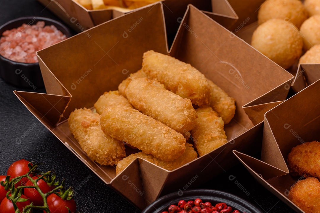 Fritos saboroso em caixas em uma mesa