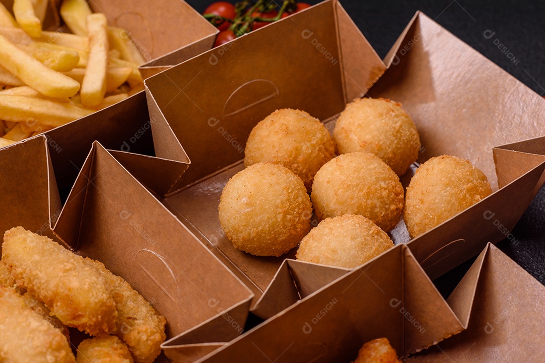 Fritos saboroso em caixas em uma mesa
