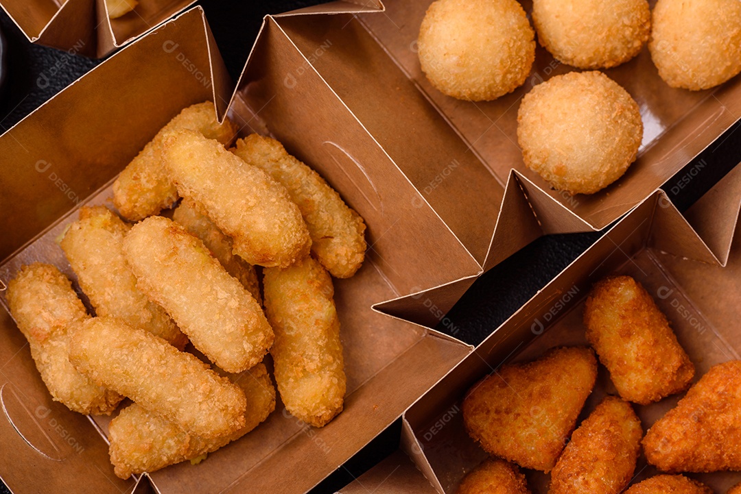 Nuggets coxinhas fritas em uma mesa pedra