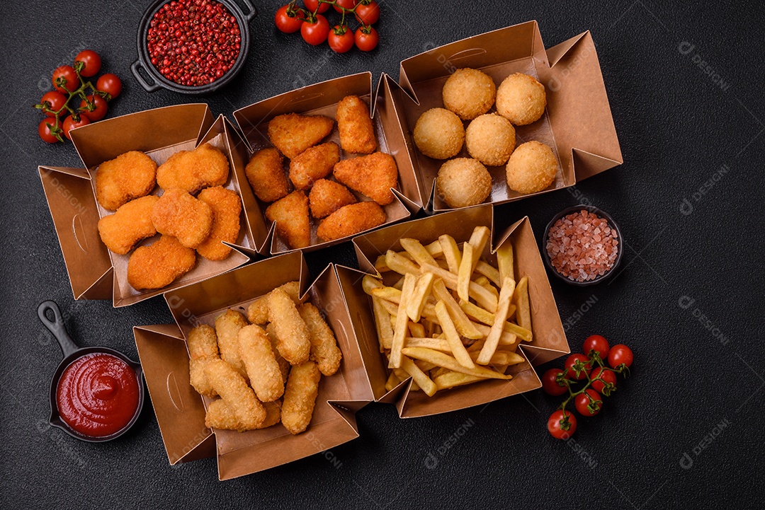 Fritos saboroso em caixas em uma mesa